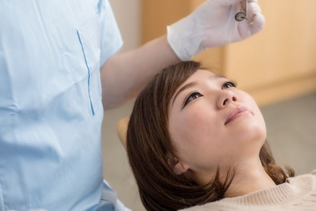 dental-examination-table-woman