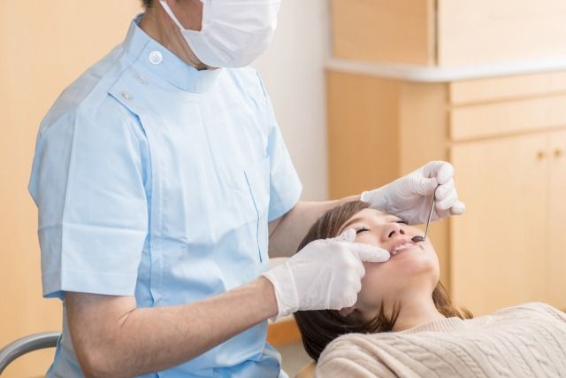 dentist-examine-woman
